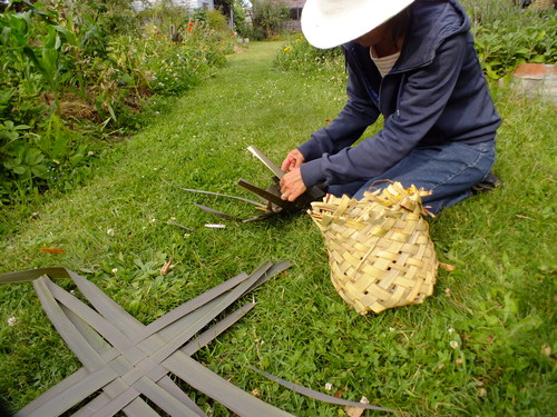 Create a simple flax basket