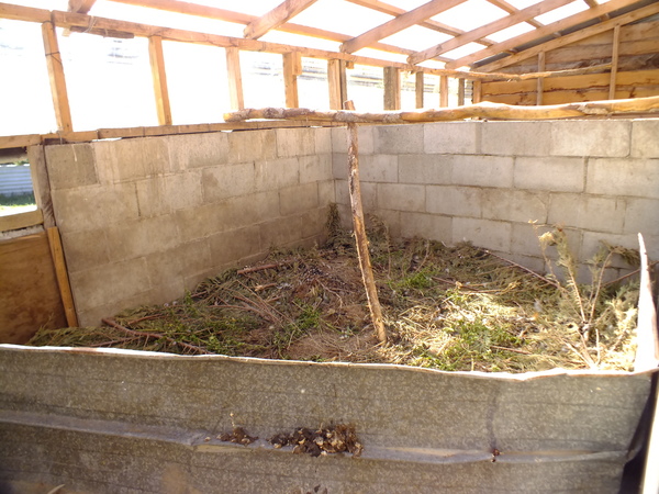 Constructing and working with a chookhouse gardening system