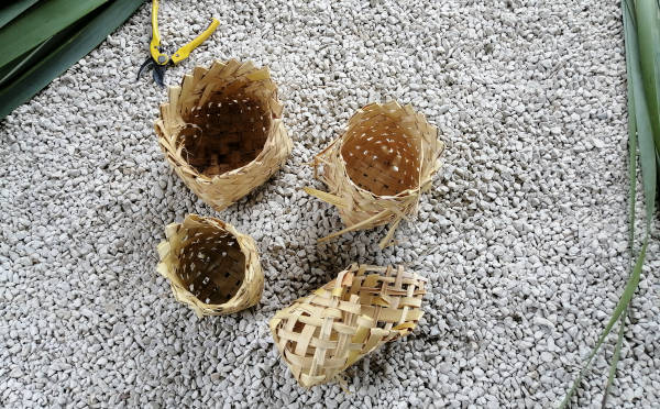 How to weave a simple flax basket